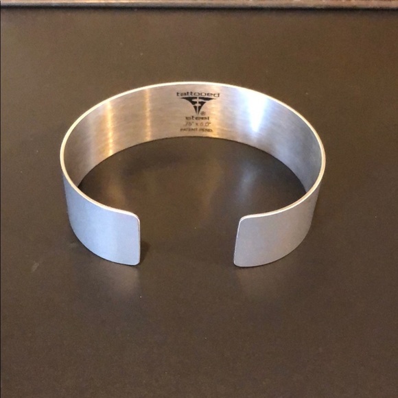 Tattooed Steel skull and flower cuff bracelet M - Picture 3 of 6